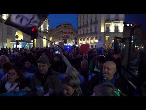 No Green Pass in corteo a Torino: cori e fumogeni