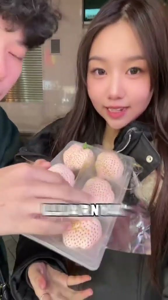 STRAWBERRY SEGEDE MUKA AKU !!