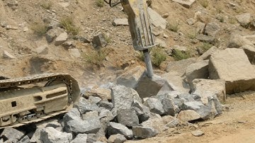 JCB JS220 EXCAVATOR MACHINE BREAKING  ROCKS USING A ROCK BREAKER
