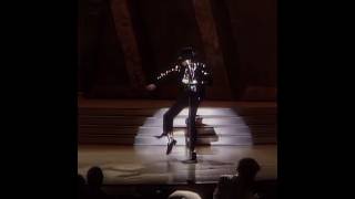 43 years later, MJ still impacts. Toronto Hitmaker owns the glove, but legacy stays MJ🙏🏽😭 #mjforever