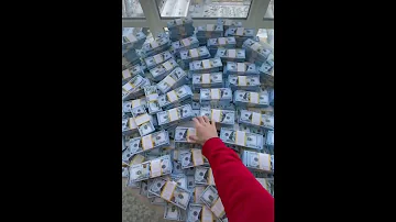 شاب روسي يلقي الاف الدولارات من نافذة شقته اموال دولارات 