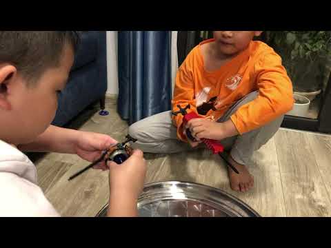 Video Đập hộp 2 con quay Beyblade - youtube