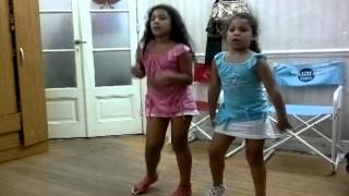 Mis Sobrinas Bailando Los Wachiturros Brigitte,Abril Y Ruth