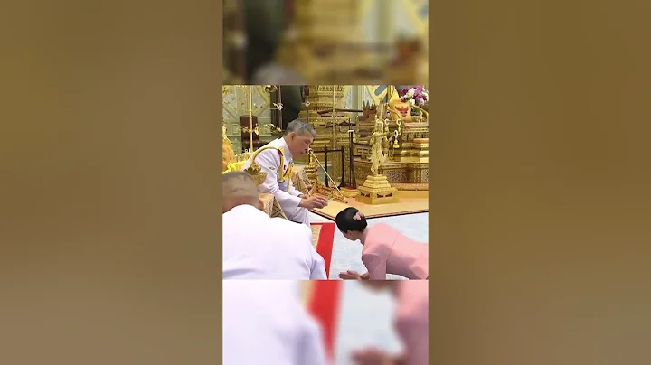 蘇提達王後的婚禮好簡單，跪地接受泰王的冊封，用膝蓋走路真卑微 - 天天要聞