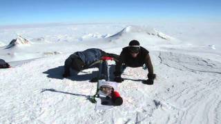 Detalles US Air Force Member Does Record Pushups on Antarctica's Highest Mountain, Mt. Vinson Noticias