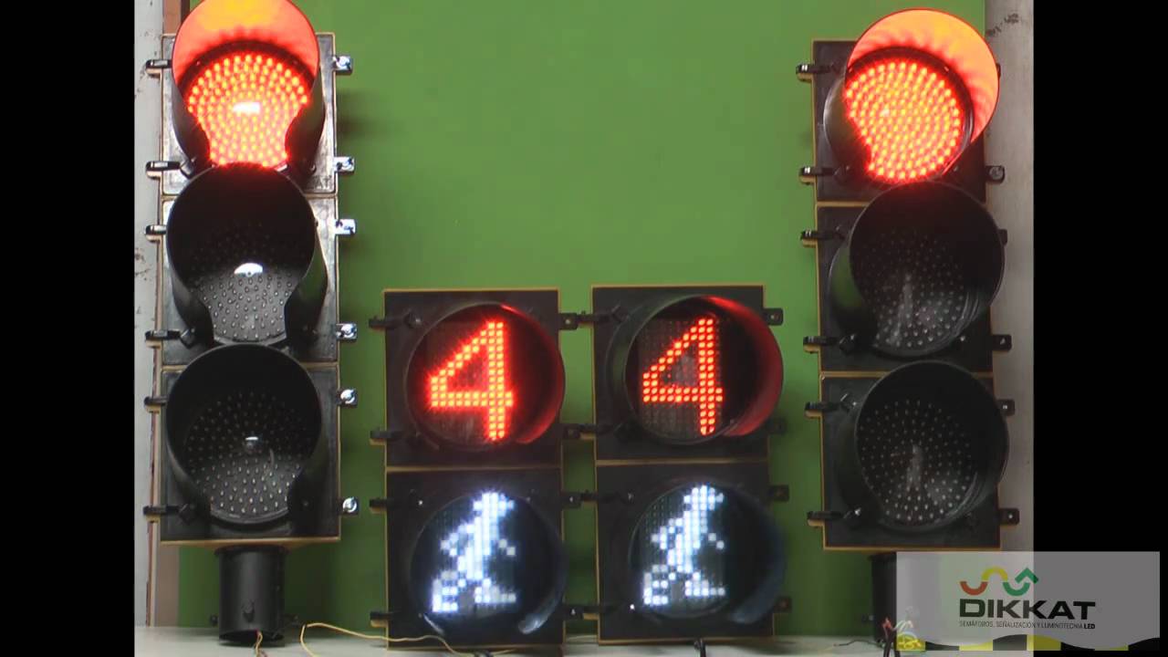 semáforos Dikkat, cruce peatonal animado de industria nacional