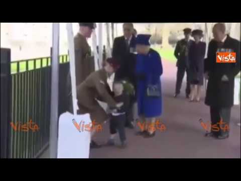 Video: Capriccio Di Un Bambino Con La Regina Elisabetta