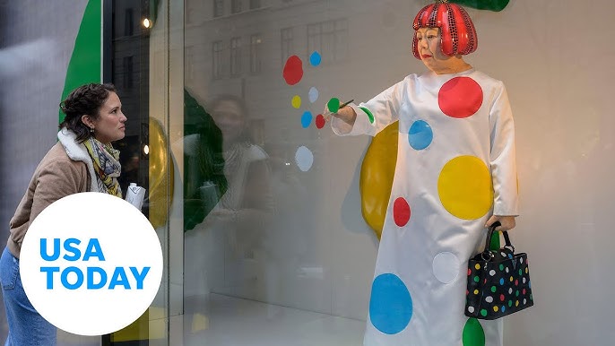 New York, USA. 09th Jan, 2023. Japanese artist Yayoi Kusama robot painting  her famous spots in the window at the Louis Vuitton Fifth Avenue store in New  York City, NY, USA on