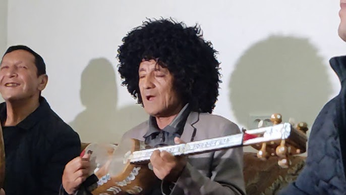 Qiz dosti tomonidan toqilgan Rus ayol kochada emish