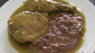 Verde salsa piernas muslos y pollo en