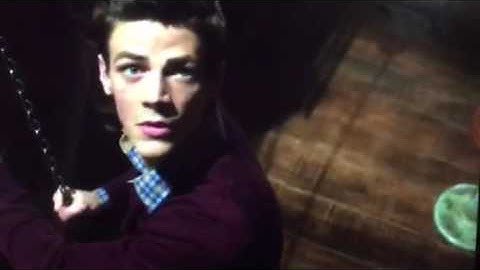 The Flash SO1E01: Barry gets struck by Lightning
