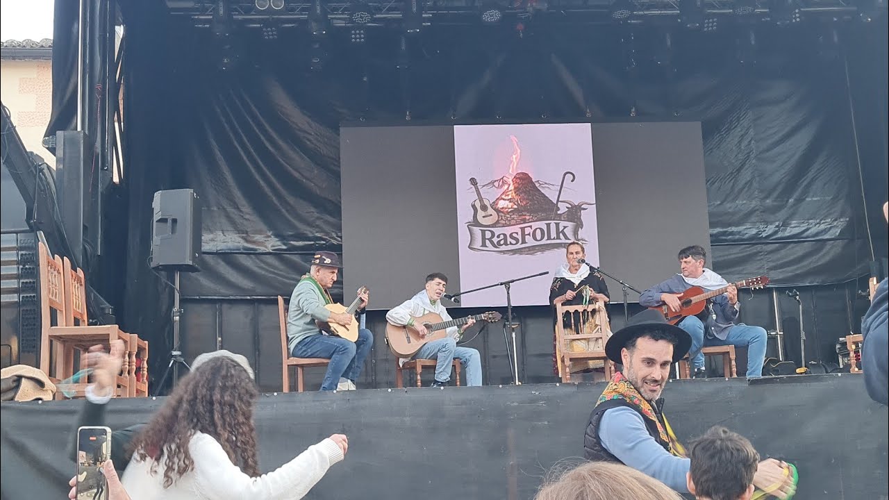 Rasfolk. Manuela,  Iker,  Miguel y Daniel por Malagueñas 