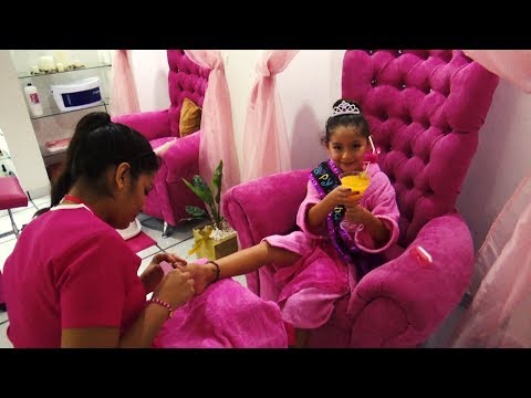 Video: Bebé En Salón De Belleza En Casa