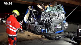 VN24 - NEWS • Semi-truck destroyed on A44 - Driver climbs out of wreckage unharmed