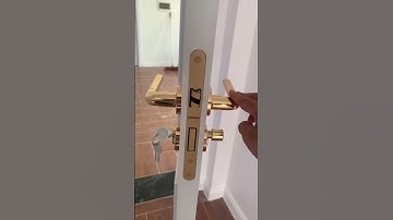 Cửa nhựa composite màu trắng có phào chỉ là lựa chọn hoàn hảo cho không gian hiện đại và sang trọng.