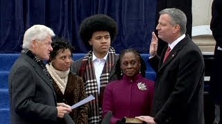 Bill Clinton swears in Bill de Blasio as New York mayor - no comment