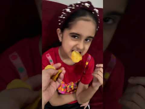 يلا امم امم امم شطوره أعطيته رقائق البطاطس فعضني 