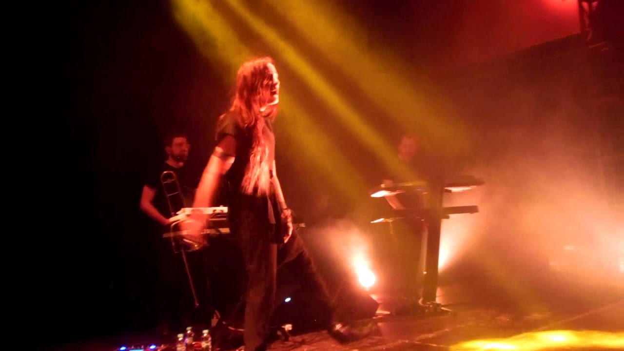 Zola Jesus - Lawless - (SALA 20-02-15) auf YouTube ansehen Zola Jesus - Lawless - (SALA 20-02-15) auf YouTube ansehen
