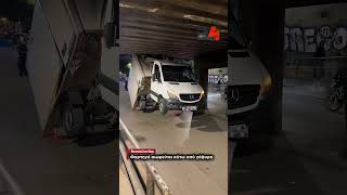 Θεσσαλική: Φορτηγό αιωρείται κάτω από γέφυρα