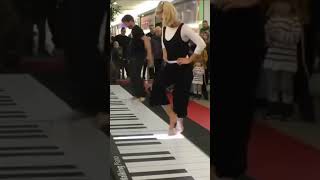 BELLA CIAO on GIANT PIANO.  Попробуй не напевать. Зажигают. Танцы. #shorts