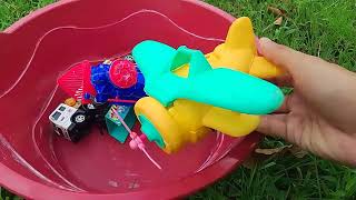 Menemukan mainan mobil balap, truk molen, excavator, tank baja, pesawat, bus telolet, kereta api.