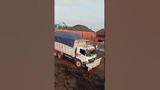 Truk batubara muat batu bara d pelabuhan jayanti