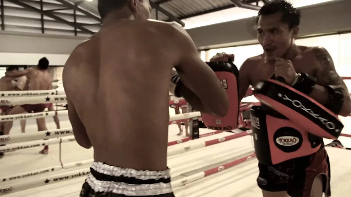 Fast Muay Thai Elbow training with Apidej Sitsongpeenong for #Yokkao6 - @yokkaoboxing