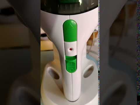 Der Philips MiniVac Handstaubsauger in der Ladestation