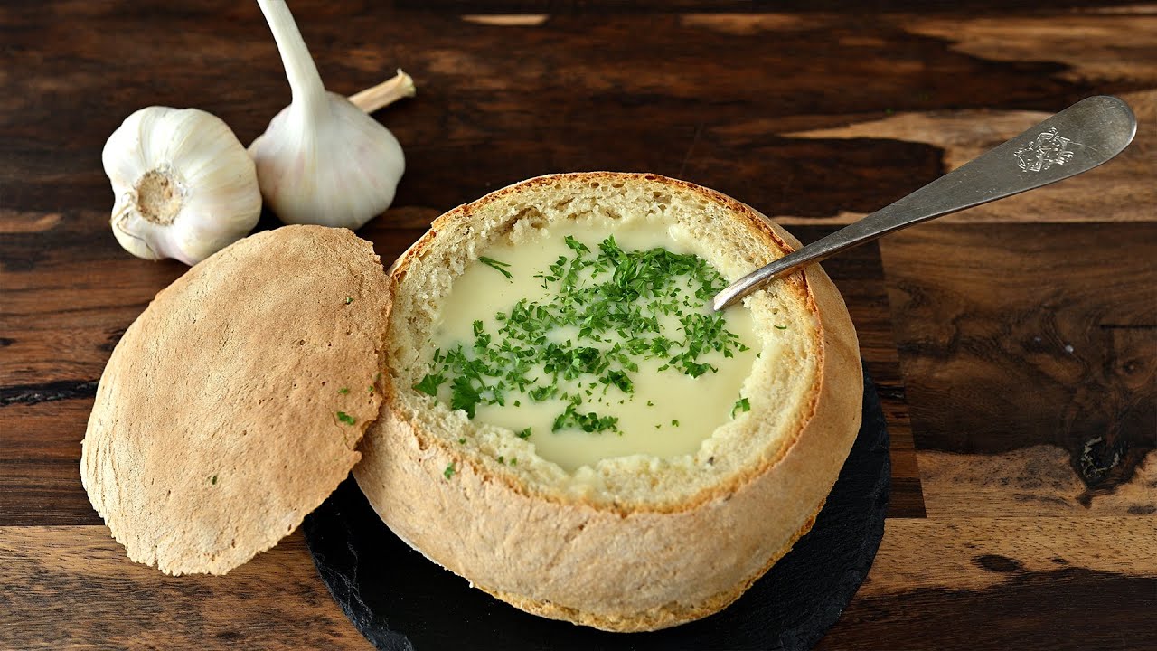 Knoblauchsuppe nach italienischer Art mit knusprigen Croutons. Das Kochen ist schnell und einfach.