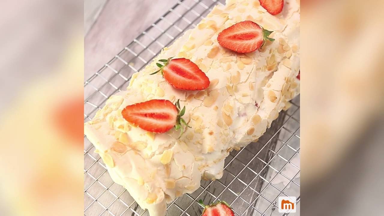 Meringue Roulee Aux Fraises Youtube