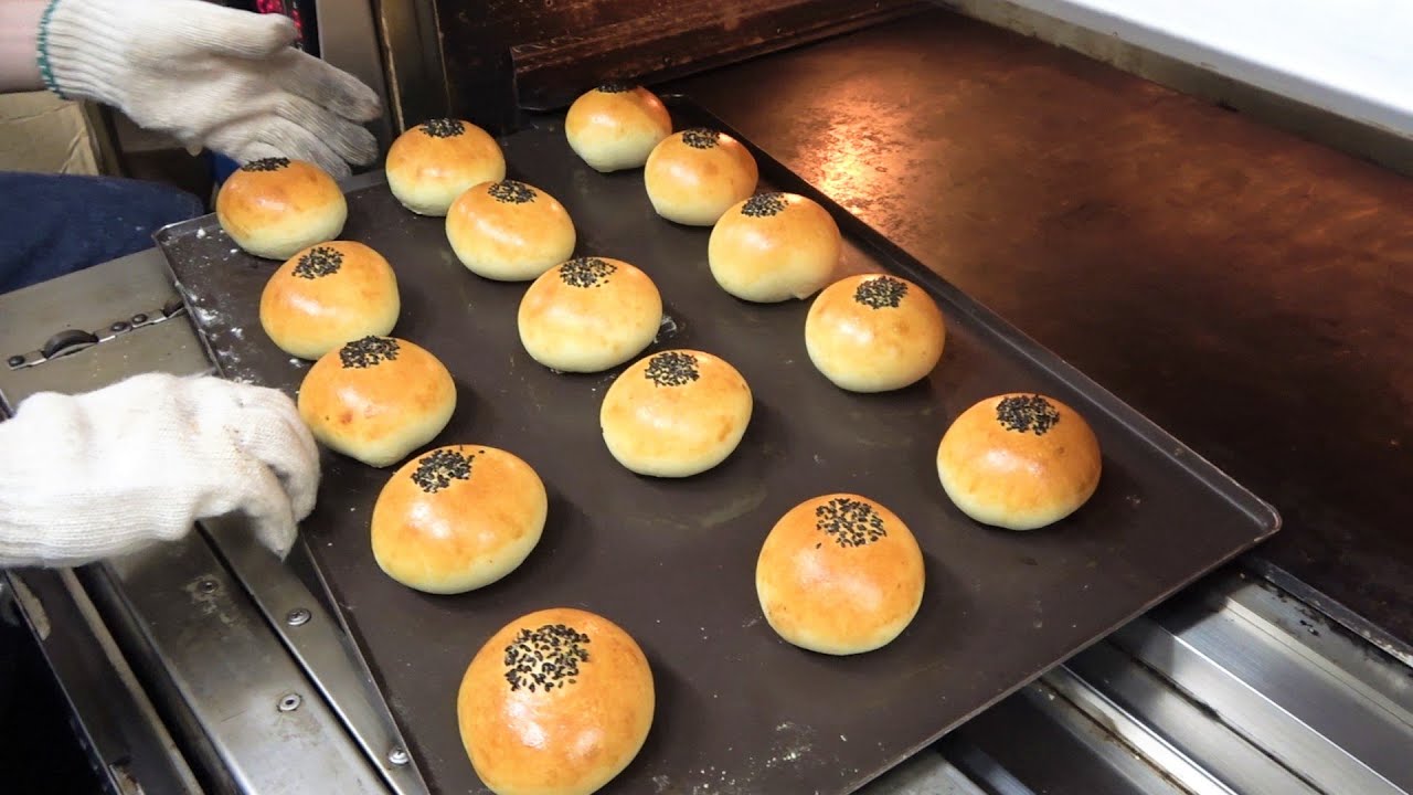 How to make Red bean bun, a popular Japanese bread - YouTube