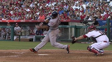 HOU@LAA: Singleton crushes a three-run homer to right