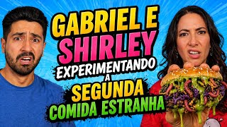 Gabriel e Shirley experimentando a segunda comida estranha 