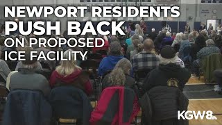 Community pushes back on potential ICE facility during Wyden’s Newport Town Hall