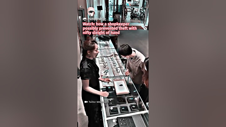 Watch how a jewelry shopkeeper possibly prevented theft with nifty sleight of hand