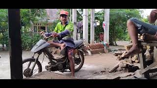 momen Sore Tenang Melihat Hujan Bergaris Yang Jarang Terjadi