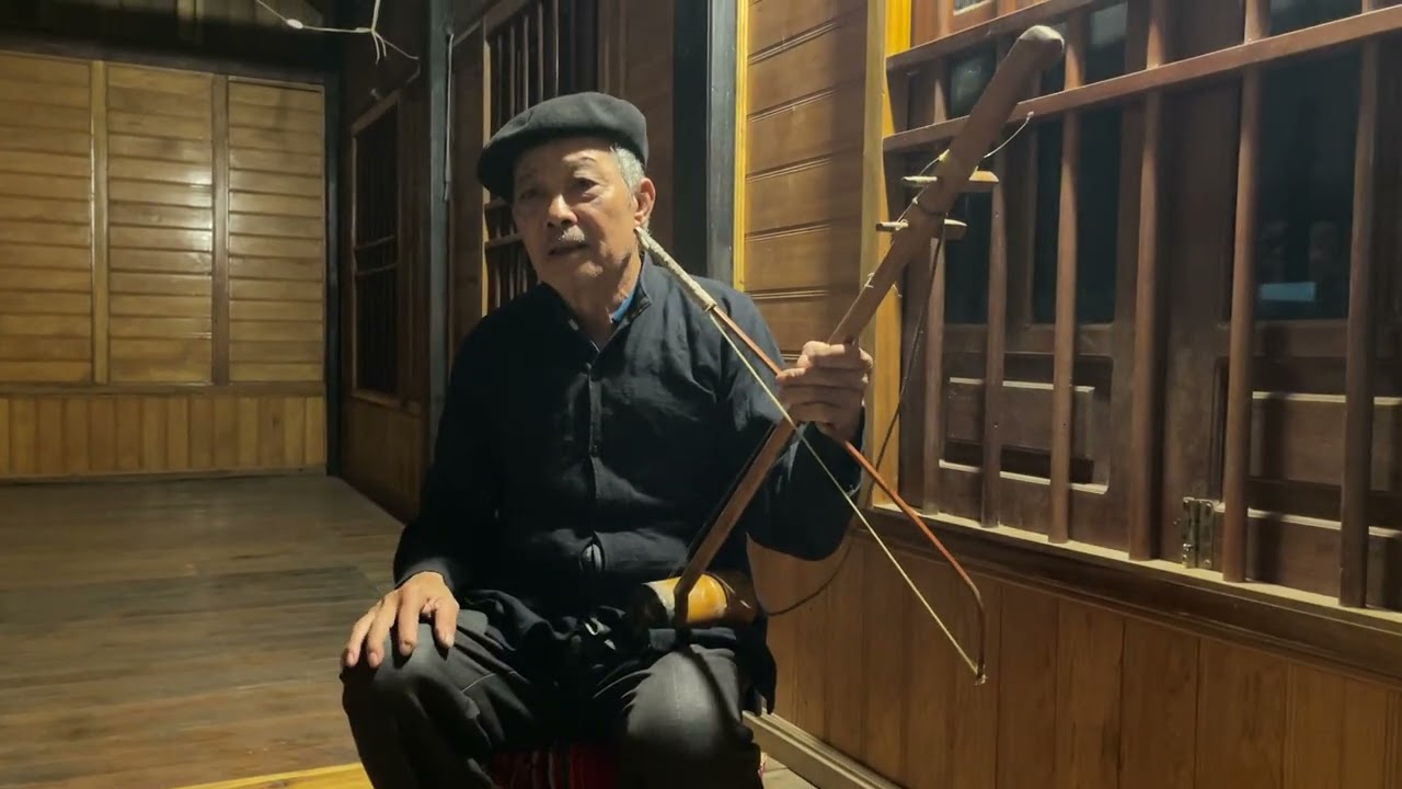 Đến thăm nhà ông Lánh  nghệ nhân đánh đàn nhị dân tộc Thái đen tại bản pán Thuận Châu Sơn La 