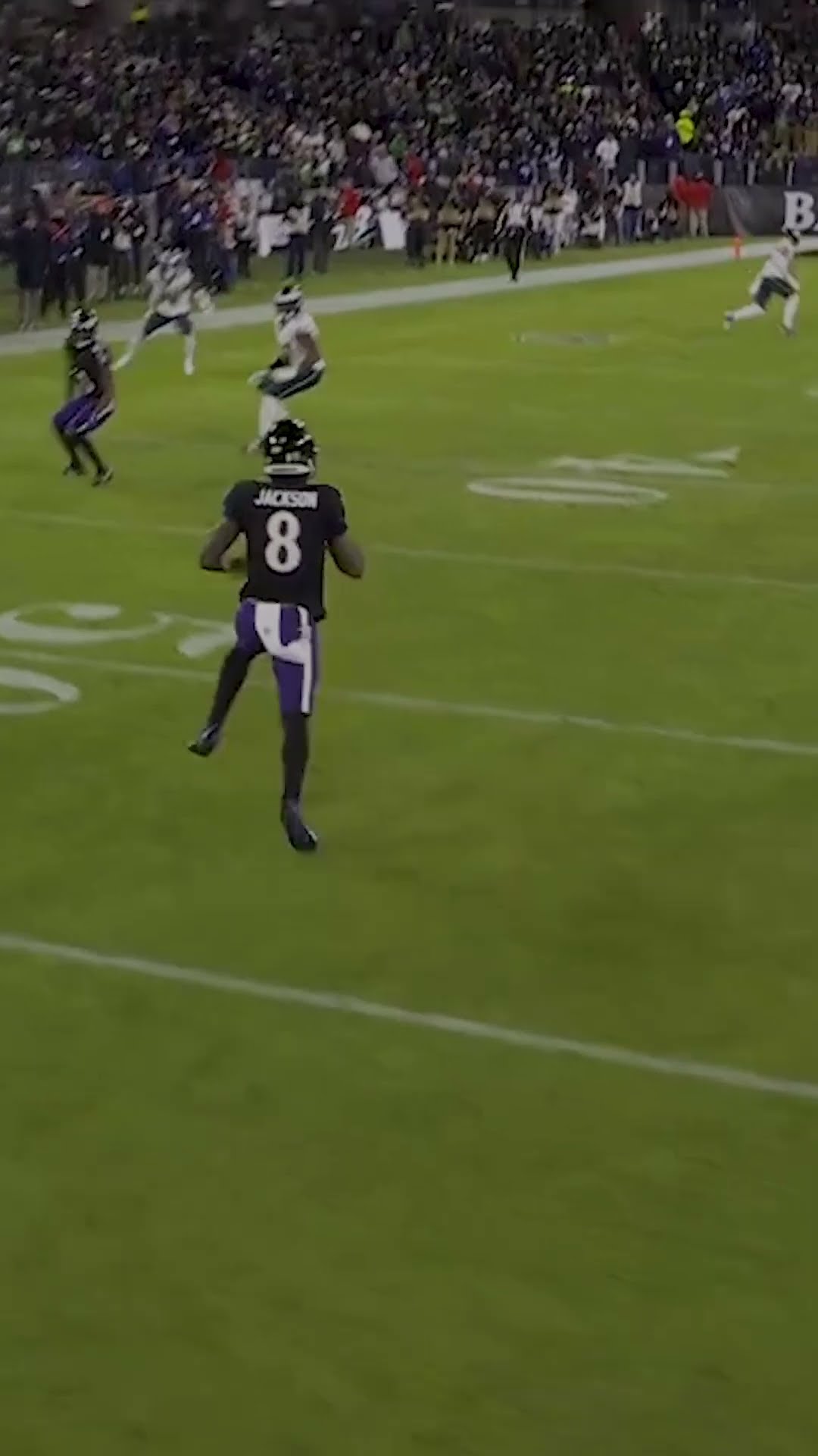Lamar escapes the pockett