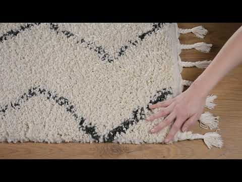 וִידֵאוֹ: שטיח למיטה (33 תמונות): בחר דגמי ג'קארד וקטיפה המבוססים על שטיח על מיטה וכורסה, מהו הרכב הבד