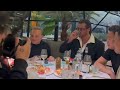 Can Yaman si è ubriacato mentre cenava con i suoi amici. 