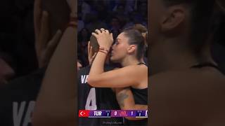 Melissa Vargas Servise Geçti, Hedef Miriam Sylla