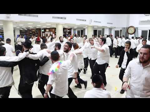 ריקודים חודש אדר בישיבה 