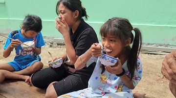 Bữa cơm Đạm Bạc,,Anh KHUÔL Gà Trống Nuôi Con Cùng với Con Cháu Hết Nồi Cơm...!