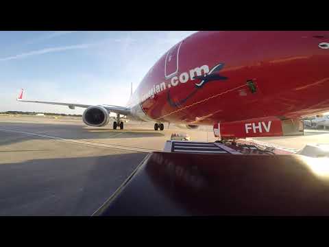 Ramp Life: Norwegian B737-8 TBL pushback HD (14 June 2017)