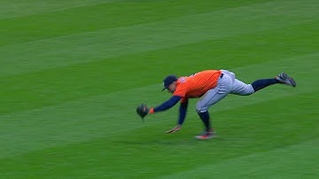 HOU@MIL: Springer dives to make an impressive catch