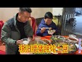 果农家的大电饭煲坏了，老男孩给她修好，晚餐就吃腊猪蹄炖土豆