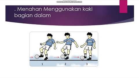 Bagaimana gerak pergelangan kaki pada saat menahan bola dengan kaki bagian luar?