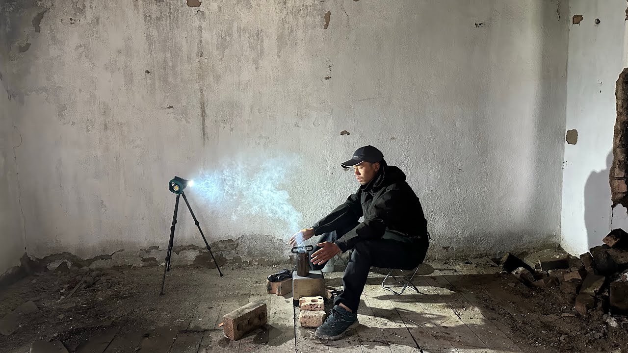 单车骑行去冰岛，中亚山区遭遇极端天气衣服湿透差点失温，幸运地找到一个破房子可以生火取暖