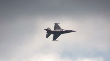 F-16 Fighting Falcon [Four Point Roll]