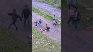 Çamurlu suda eğlenen çocuklar...